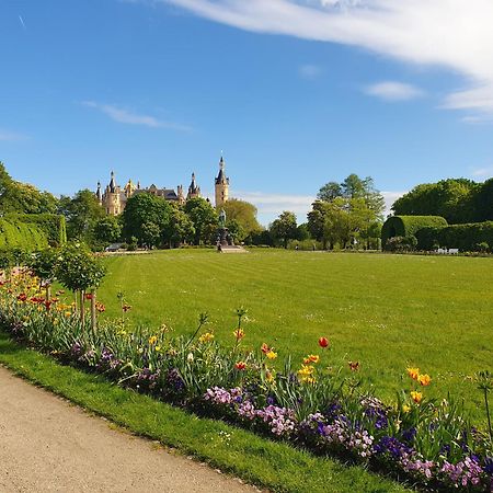 Neumuehler Hof- Ferienwohnung "Benjamin" Mit Grosser Privater Dachterasse Und Guter Anbindung In Die City Schwerin  Eksteriør billede