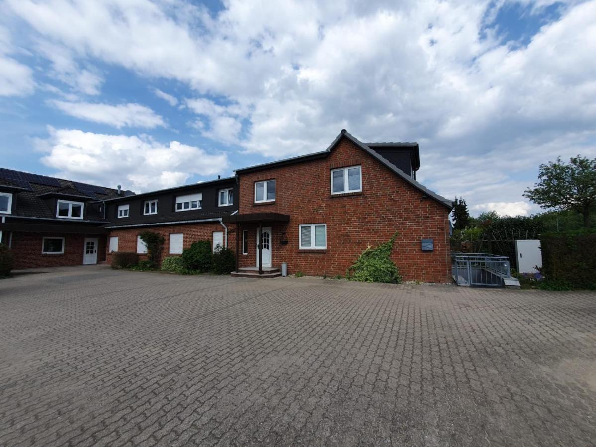 Neumuehler Hof- Ferienwohnung "Benjamin" Mit Grosser Privater Dachterasse Und Guter Anbindung In Die City Schwerin  Eksteriør billede