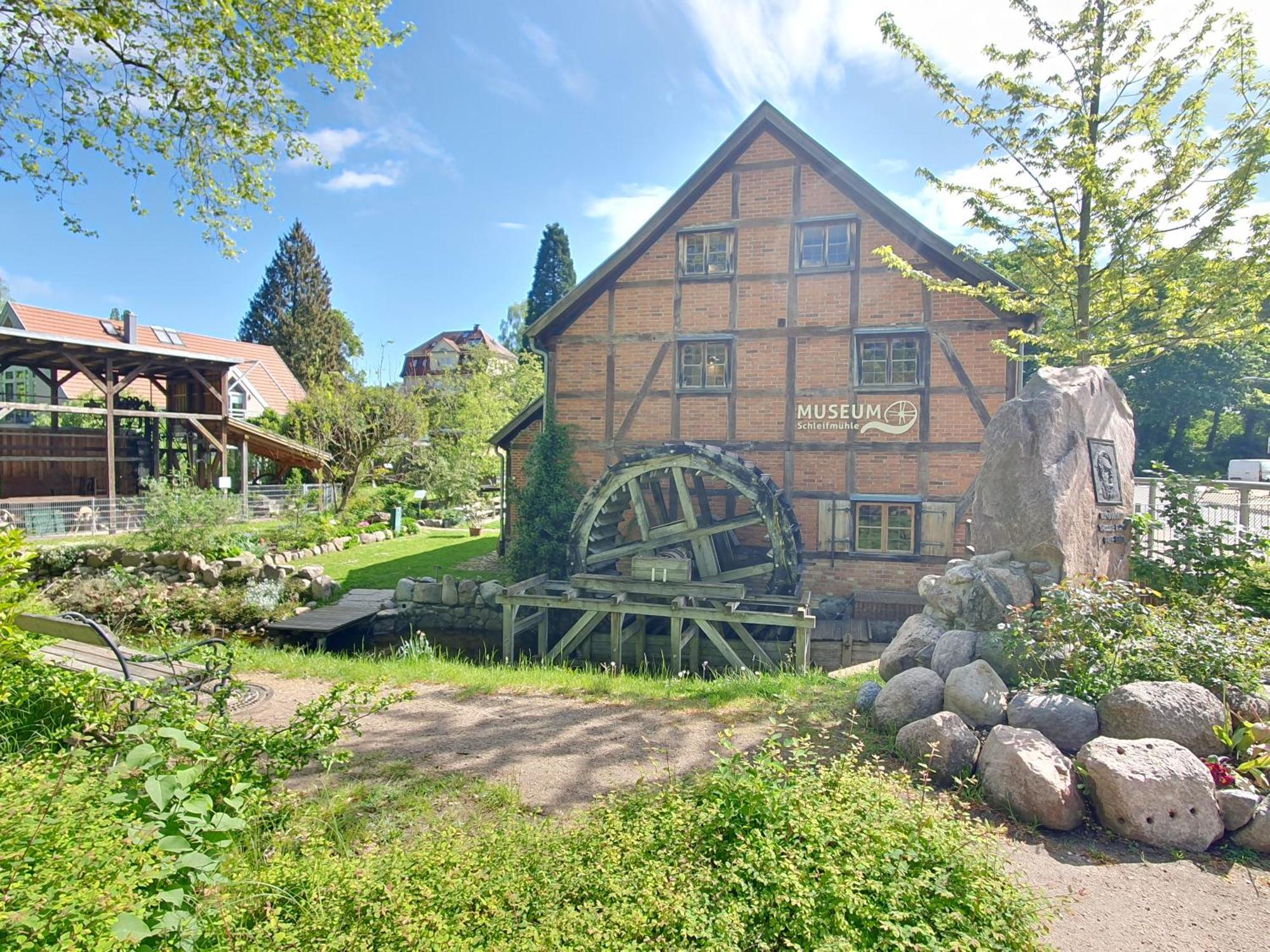 Neumuehler Hof- Ferienwohnung "Benjamin" Mit Grosser Privater Dachterasse Und Guter Anbindung In Die City Schwerin  Eksteriør billede